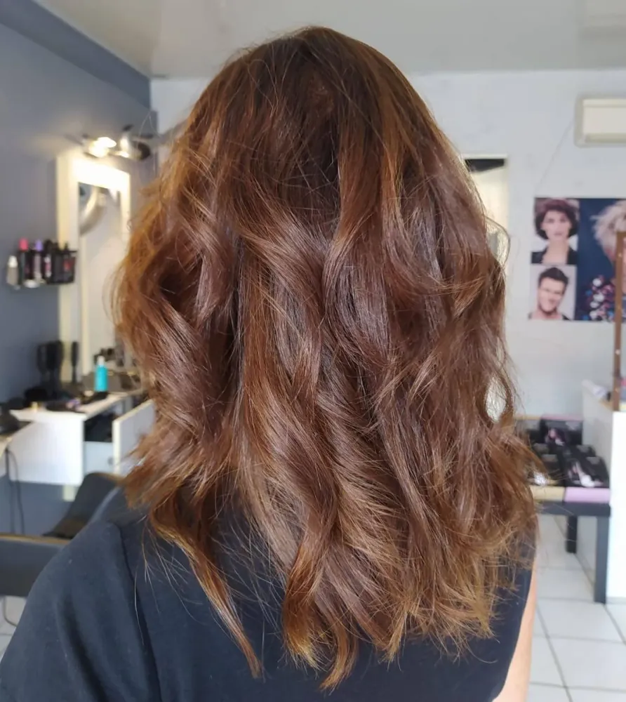 Coiffure femme boucle brune