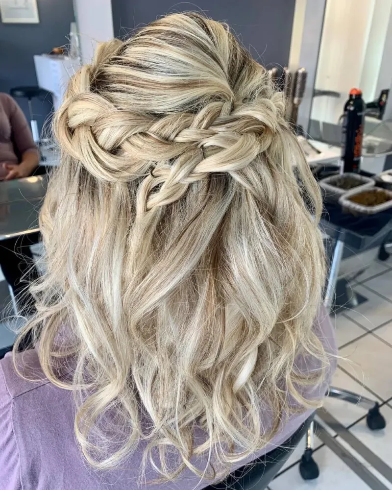 Coupe femme coiffure blonde